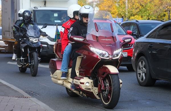 Отрегулировать лавирование мотоциклистов: что думают водители о новой инициативе в Госдуме?