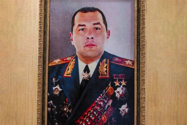 При обыске у одного из сотрудников ГИБДД Таганрога нашли его портрет в форме маршала 