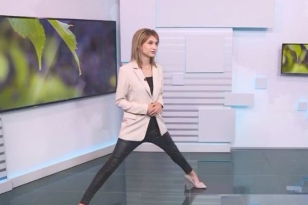 Российская телеведущая влезла в кадр, широко раздвинув ноги 
