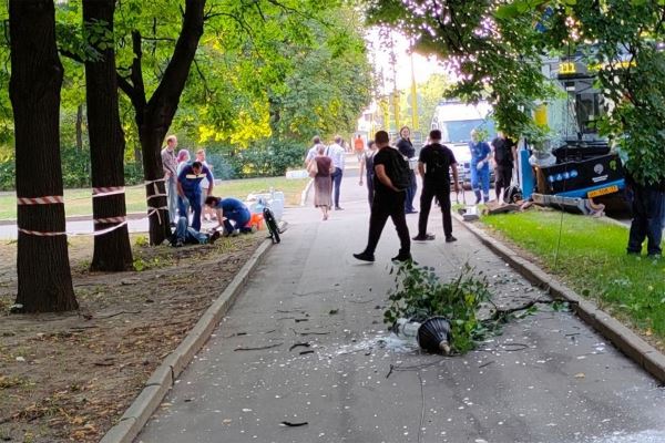 Автобус врезался в столб в Москве