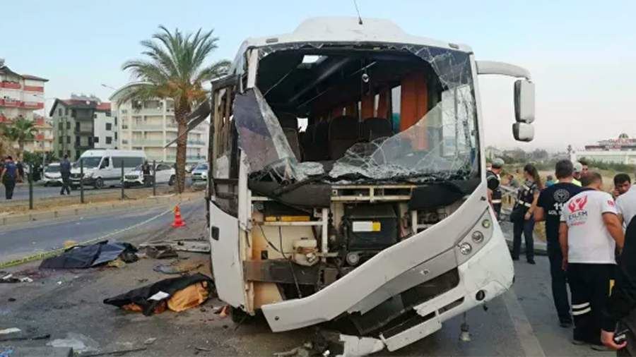 Российские туристы помогли перевернуть автобус после смертельного ДТП в Турции<br />
