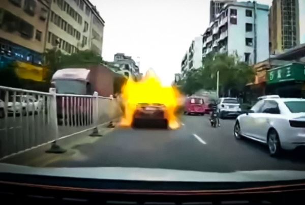 Видео: Toyota Camry взорвалась на оживленной улице в Китае. И не один раз