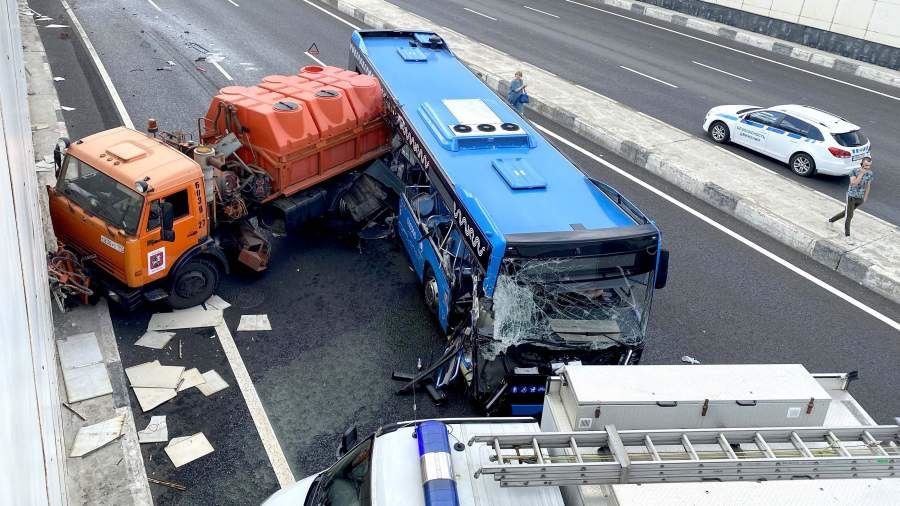 Задержан водитель столкнувшегося с грузовиком в Москве автобуса<br />
