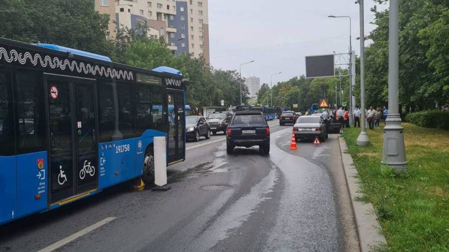 16-летний подросток на Mercedes столкнулся с автобусом в Зеленограде<br />
