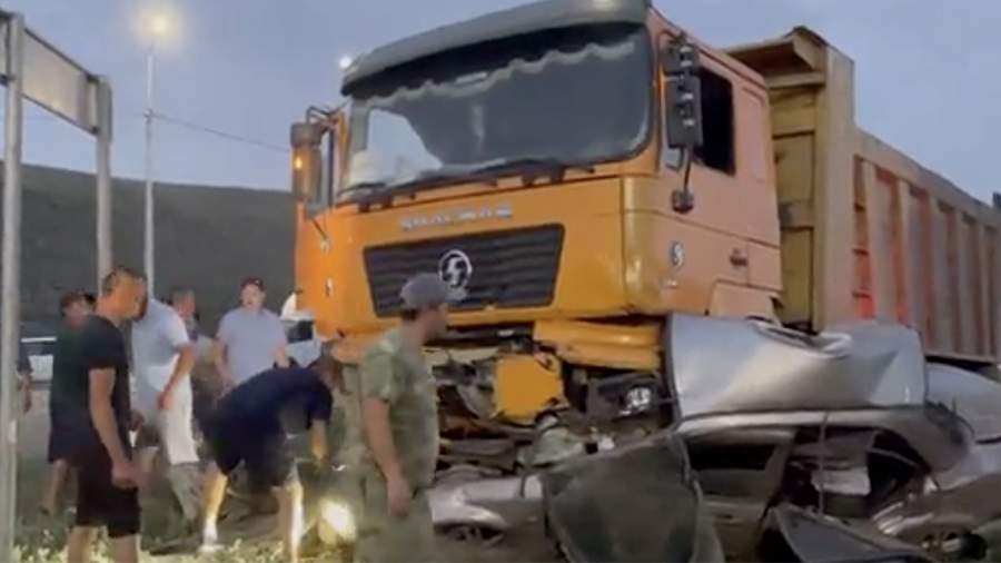 Три человека погибли в ДТП с грузовиком и легковым автомобилем в Туве<br />
