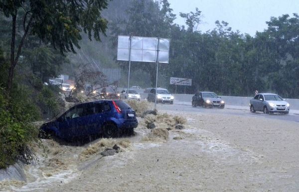 В Сочи наводнением унесло машину с людьми