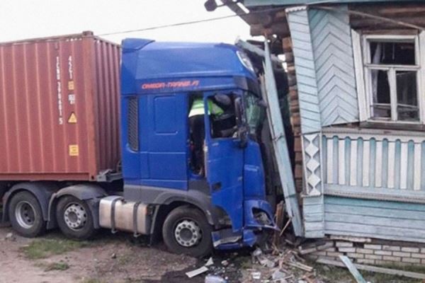 Водитель грузовика потерял сознание и врезался в жилой дом под Новгородом 