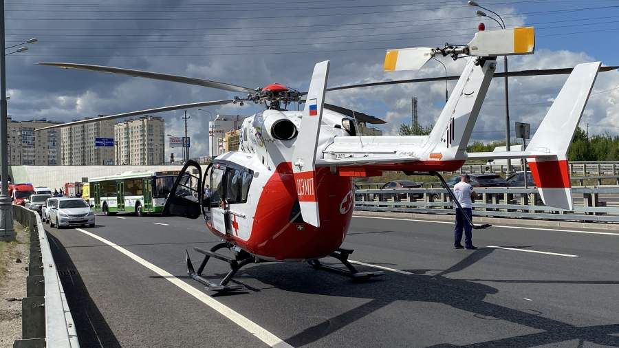 Вертолет МАЦ эвакуировал пострадавшего в аварии на Боровском шоссе<br />

